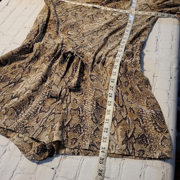 BCBGMAXAZRIA Snake Print Silk Womens Romper Short Jumpsuit Size L - Picture 9 of 11
